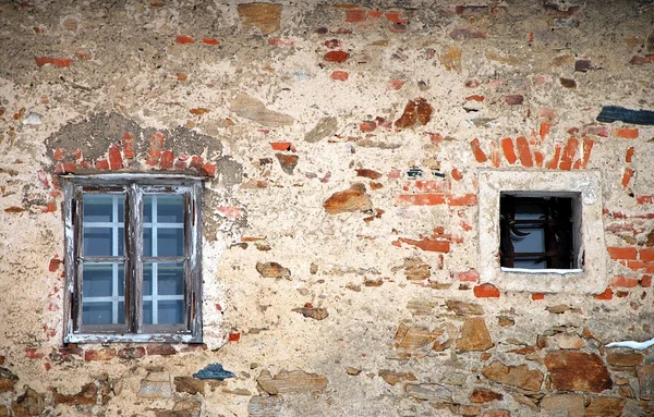 Стена со старыми окнами — стоковое фото