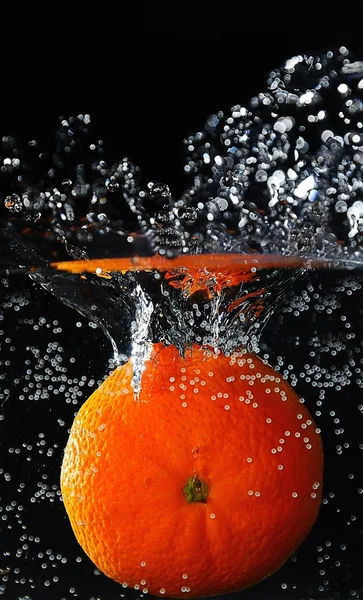 Mandarine unter Wasser — Stockfoto