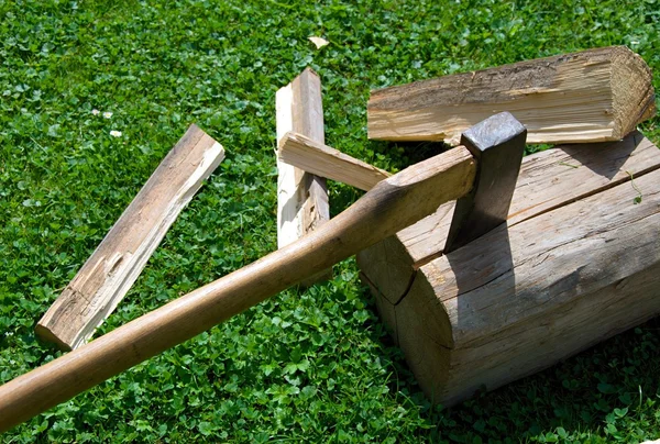 Hacha cortando la madera — Foto de Stock