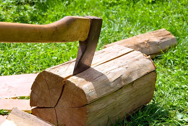 切割木材的斧 — 图库照片