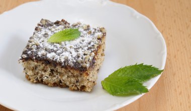 tatlı kek (gingerbread) çikolata sosu, fındık ve küçük nane yaprağı.