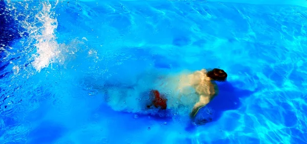 Pływak pod wodą — Zdjęcie stockowe