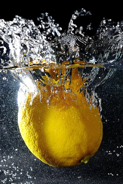 stock image Lemon under water