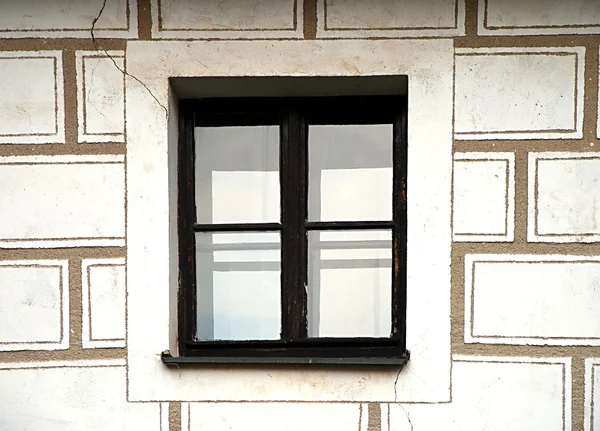 Белая стена со старым окном . — стоковое фото