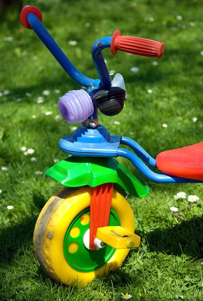 Dreirad im Garten. — Stockfoto