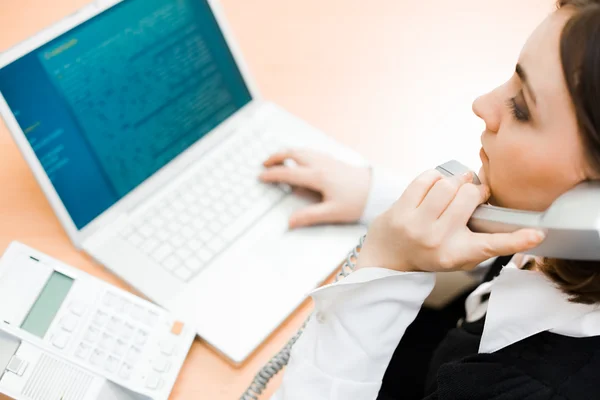 Vrouw die op laptop (focus op vrouw werkt) — Stockfoto