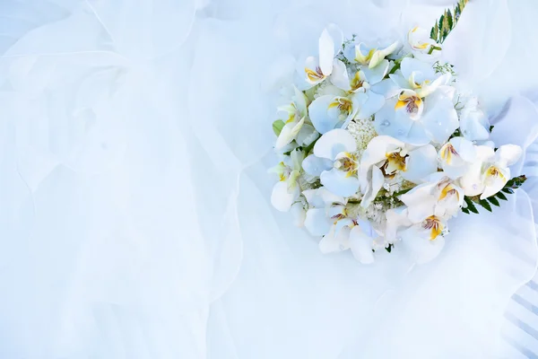 Bouquet of flowers and wedding dress — Stock Photo, Image