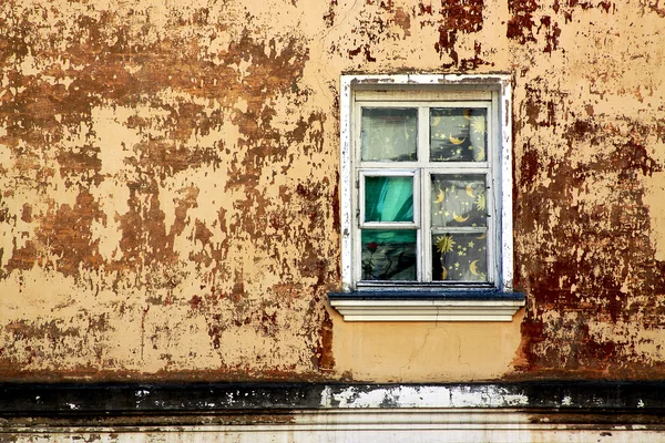 Окно окружено старыми стенами, краска изношена. — стоковое фото