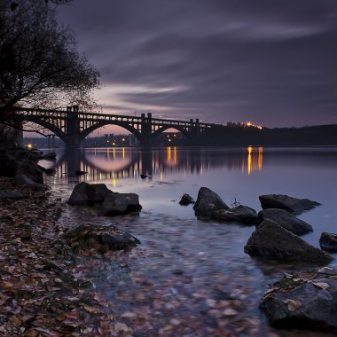 Dinyeper Nehri'nin sonbahar akşamı