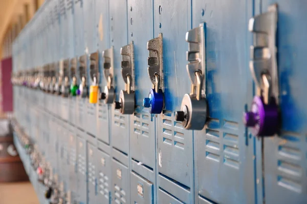 Школьные шкафчики — стоковое фото
