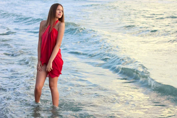 Chica joven en el mar —  Fotos de Stock