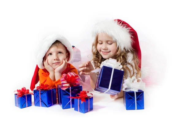 Mädchen und Junge mit den Geschenken — Stockfoto