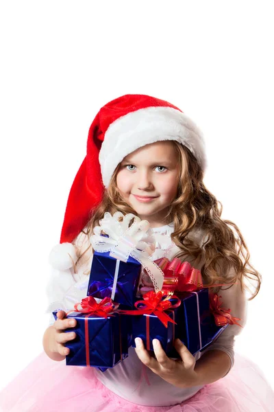 Ein kleines Mädchen mit den Geschenken — Stockfoto