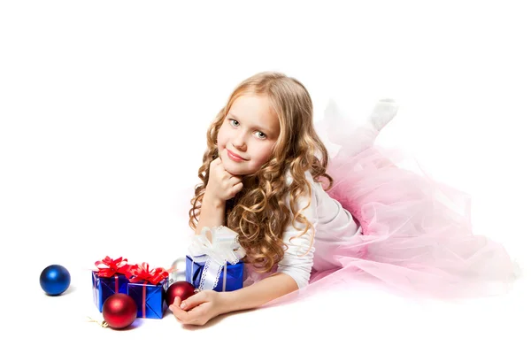En liten flicka med gåvor — Stockfoto