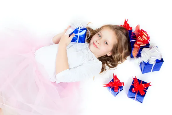 En liten flicka med gåvor — Stockfoto