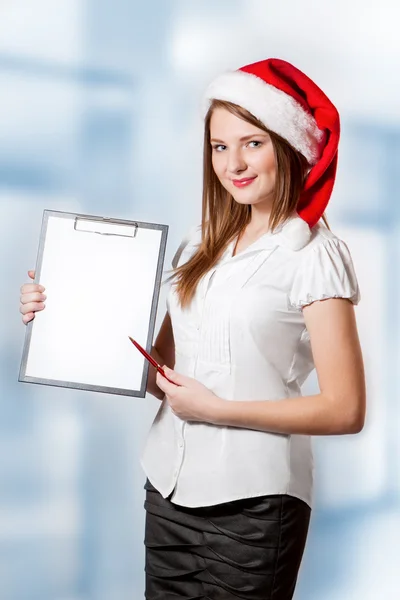 Geschäftsfrau mit Weihnachtsmann-Hut hält Klemmbrett — Stockfoto