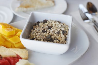 Mısır gevreği, müsli ve taze meyve ve pou ürün çeşitliliği ile sağlıklı bir kahvaltı