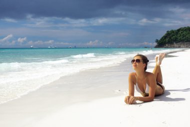 tropik adada bikinili genç çekici kadın