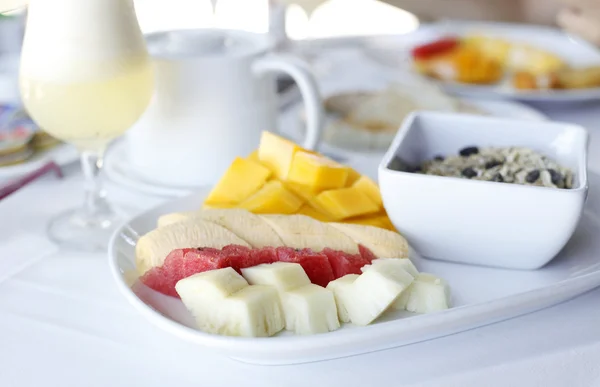 Healhty breakfast with assortment of fresh fruits, cereal muesli and fresh — Stock Photo, Image