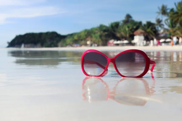 Pinkfarbene Retro-Sonnenbrille am philippinischen Strand — Stockfoto