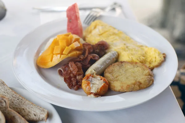 Pyszne śniadanie kontynentalne z omlet, grillowany boczek, hashbrown, sa — Zdjęcie stockowe