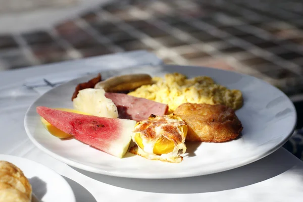 Νόστιμο ευρωπαϊκό πρωινό με ομελέτα, μπέικον σχάρας, hashbrown, sa — Φωτογραφία Αρχείου