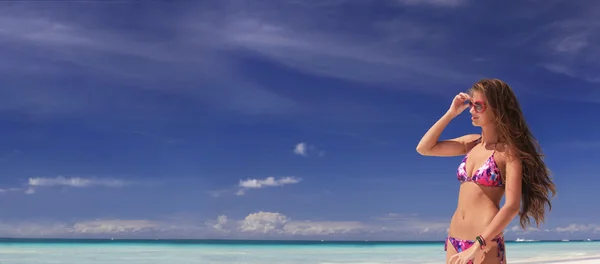 Young attractive woman in a bikini on tropical island — Stock Photo, Image