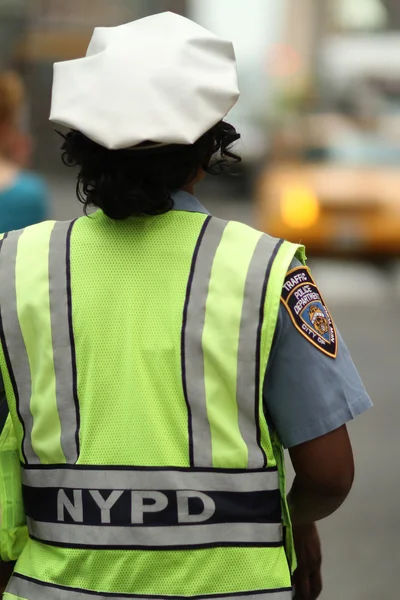 Женщина-полицейский, регулирующая движение в городе — стоковое фото