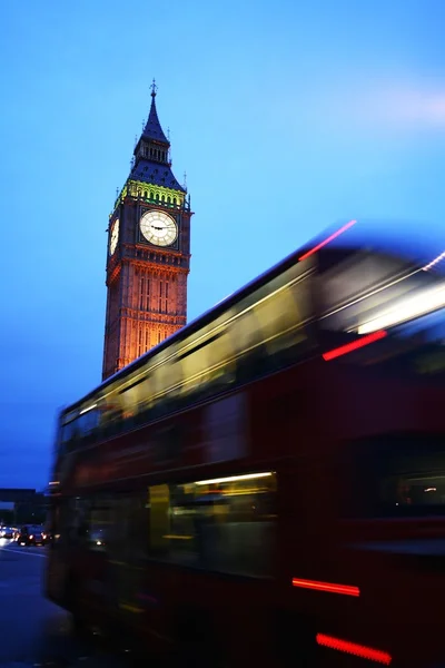 Лондонская сцена, автобус и Биг Бен — стоковое фото