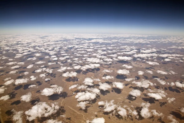 Декоративные облака на высоте 30 000 футов . — стоковое фото