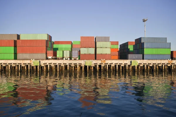 Waterkant containers in warme middag licht. — Stockfoto