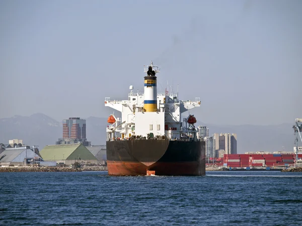 Riesen-Öltanker am langen Strand Kaliforniens — Stockfoto