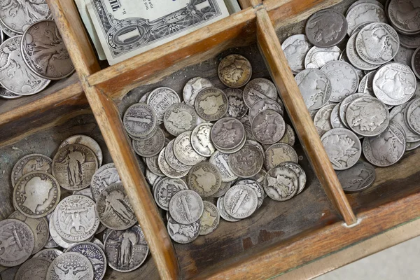 Старовинні монети ящик — стокове фото