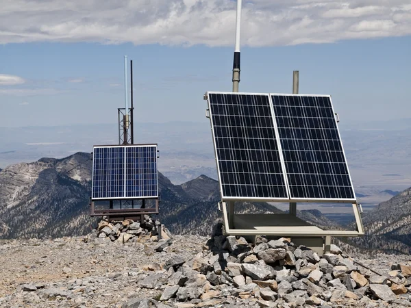 Öken peak solar väderstation — Stockfoto
