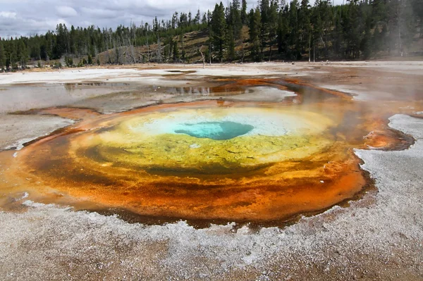 Chromatic Pool In Yellowstone — Stock Photo, Image