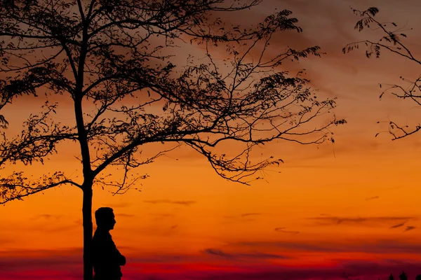 Zonsondergang en silhoute van een man — Stockfoto