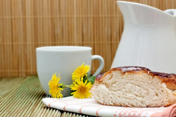 Brocca di latte e un pezzo di torta su un tavolo di legno — Foto Stock
