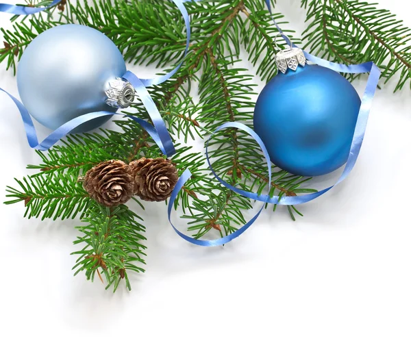 Rama de pino con conos de pino y decoraciones navideñas sobre fondo blanco —  Fotos de Stock