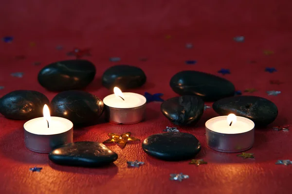 Αναμμένα κεριά σε κόκκινο φόντο — Φωτογραφία Αρχείου