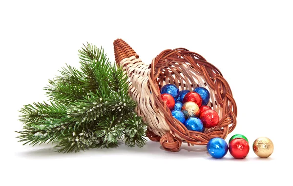 Cornucopia di palline di cioccolato e ramo di pino . — Foto Stock