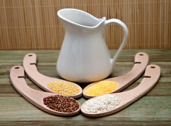Набор зерновых для здорового питания и кувшин молока — стоковое фото