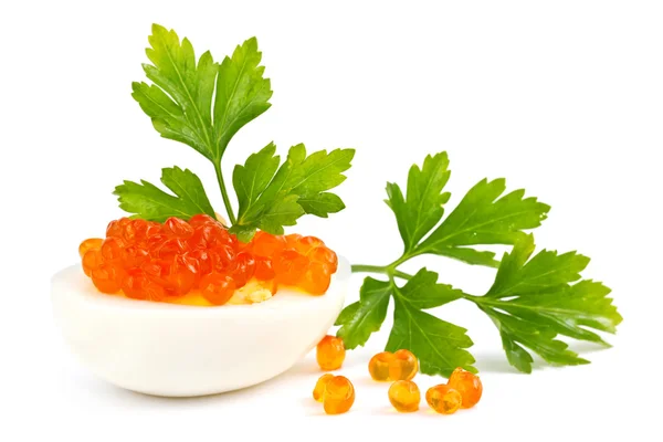 Huevo con caviar rojo y perejil sobre fondo blanco —  Fotos de Stock