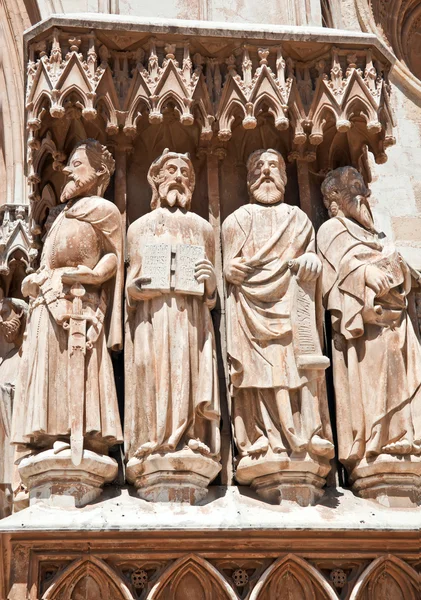 Figury świętych w katolickiej katedry. — Zdjęcie stockowe
