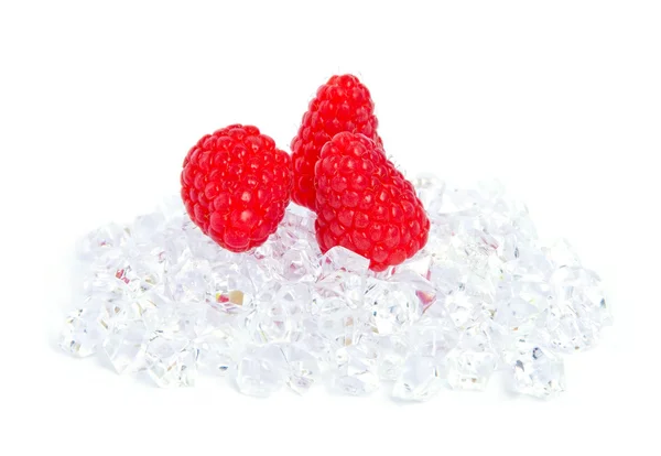 Ripe raspberries on the ice cubes. — Stock Photo, Image