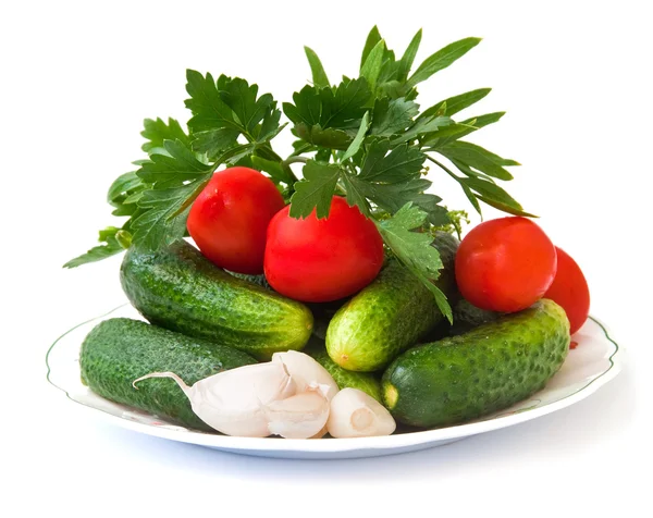 新鮮な野菜、きゅうり、トマト、ニンニク、新鮮なハーブは、上に分離されて — ストック写真