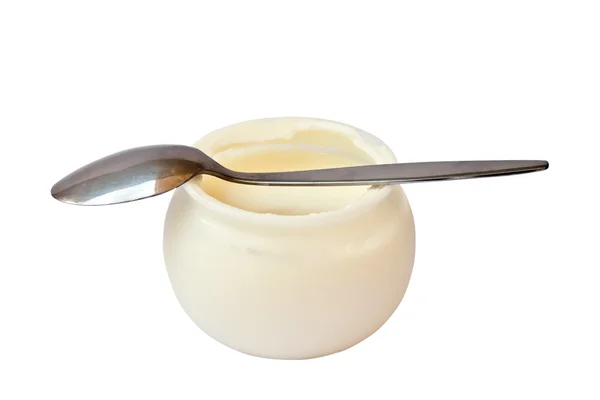 Jogurt w słoiku z łyżką. — Zdjęcie stockowe