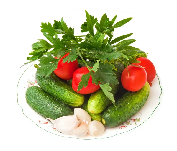 Свежие овощи, огурцы, помидоры, чеснок и свежие травы, изолированные на — стоковое фото