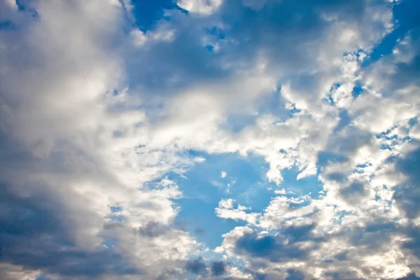 Блакитне небо з хмарами і сонцем . — стокове фото