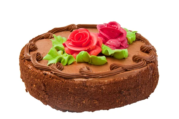 Schokoladenkuchen mit zwei cremefarbenen Rosen. isoliert auf weißem Hintergrund. — Stockfoto