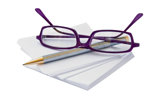 Bril en vellen papier om notities te maken. — Stockfoto